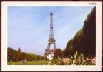CPM  PARIS  La Tour Eiffel vue du Champ de Mars