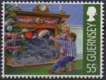 Guernesey 2013 - Nol: enfants tirant le Pre Nol de la chemine  - YT 1467 **