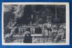 CP 65 Lourdes - groupe de plerins devant la grotte miraculeuse