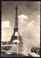 CPM non crite PARIS  Les grandes Eaux au Palais de Chaillot et la Tour Eiffel
