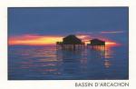 Bassin d'ARCACHON (33) - Les 2 cabanes Tchanquées sur fond de soleil couchant