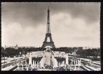 CPSM PARIS Les Fontaines de Chaillot et la Tour Eiffel ( tampon  sec coin haut D )