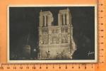 PARIS: Notre-Dame illumine, serie " Paris... en flanant "