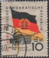 Allemagne de l'Est 1959 - 10 ans RDA: drapeau & immeuble syndical - YT 439 