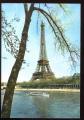 CPM neuve PARIS  Tour Eiffel et Vedette sur la Seine