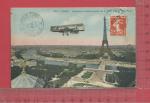 75  PARIS : Aroplane voluant autour de la Tour Eiffel 