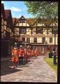 CPM  anime Tour de LONDRES  Gardiens de prison partant de la maison de la Reine