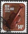 NOUVELLE-ZELANDE - 1976 - Yt n 678 - Ob - Artisanat ; Arme en forme de violon