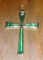 Croix en mtal dor avec crochet et dcoration verte