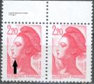 France Y&T 2379 I grain de beaut sur le menton sur le timbre de gauche