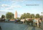 MARRAKECH (Maroc) - Calches de promenade & minaret de la mosque Koutoubia