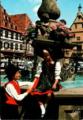 OBERNAI (67): Jeunes alsaciens en costume devant fontaine Ste-Odile - Neuve